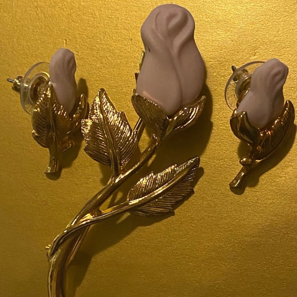 Vintage Avon goldtone pin and pierced earrings